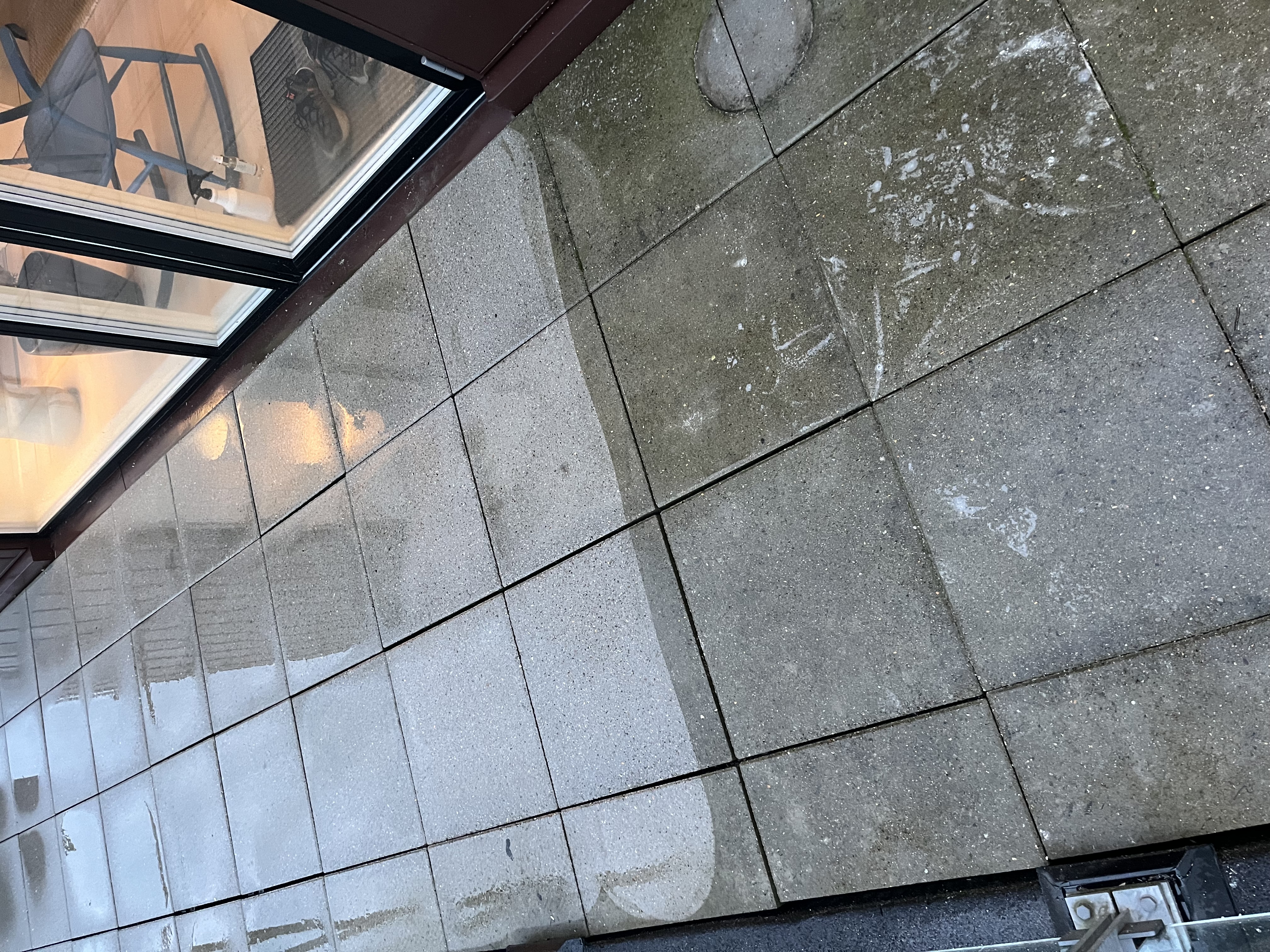 Træterrasse før og efter professionel rensning - Alberts Terrassepleje