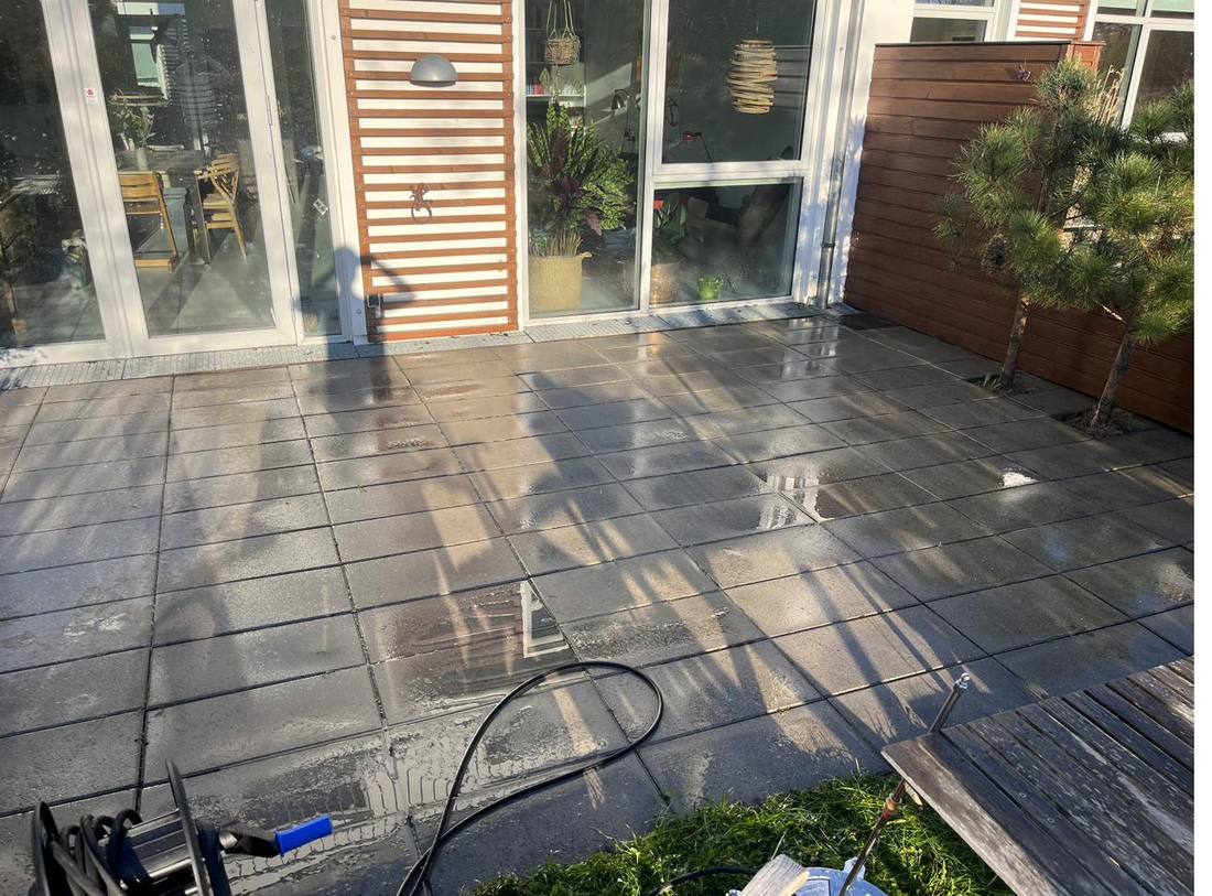 Fliseterrasse efter professionel rensning - Alberts Terrassepleje