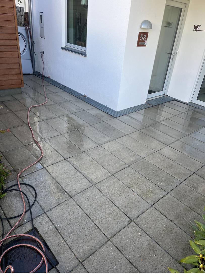 Fliseterrasse renset af Alberts Terrassepleje i Furesø
