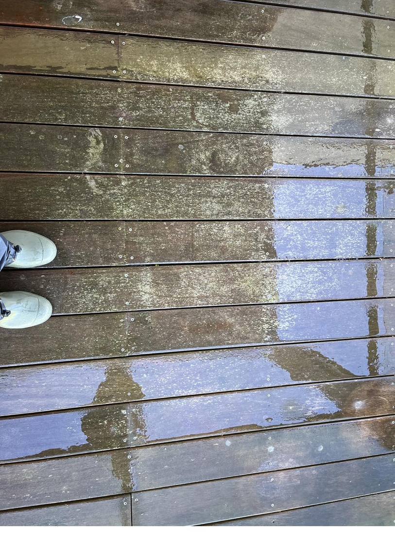 Træterrasse under rensning - tydelig forskel mellem renset og urenset bane