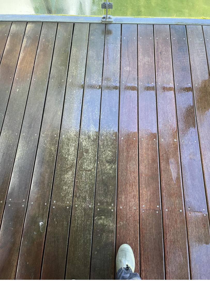 Træterrasse med tydelig før og efter linje under rensning